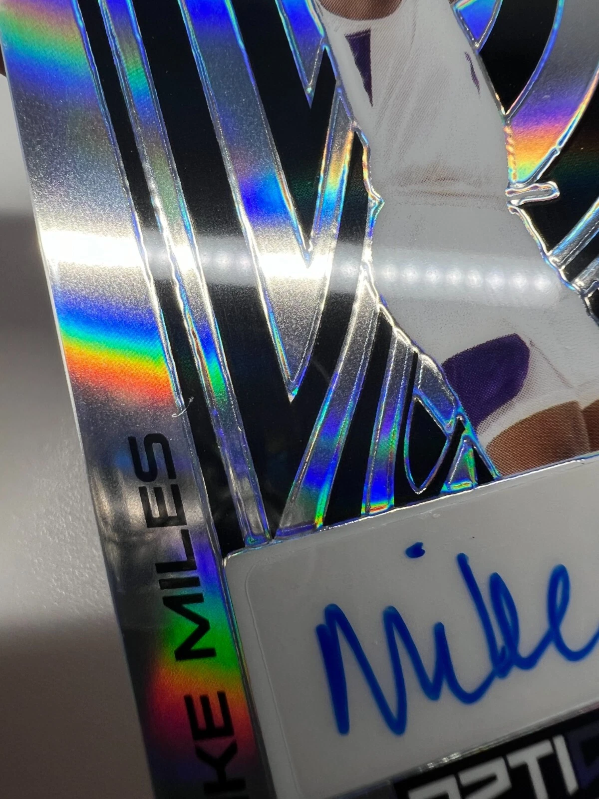Mike Miles 2022-23 Leaf Optichrome Silver Black Prismatic Auto RC /7 #BA-MM2